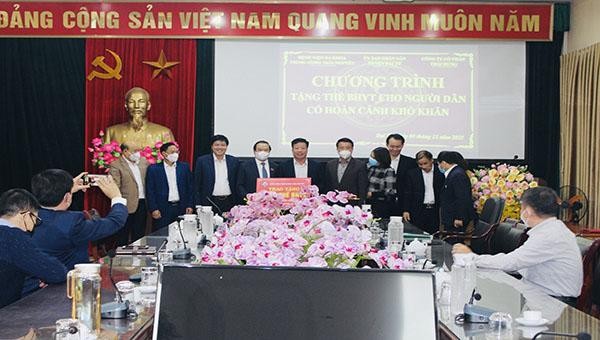 Lãnh đạo Bệnh viện Trung ương Thái Nguyên trao tặng huyện Đại Từ 2000 thẻ Bảo hiểm y tế