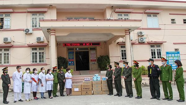 Hội Phụ nữ Công an tỉnh tặng quà cho y, bác sĩ tại Bệnh viện điều trị COVID-19 số 2. ( Nguồn: Báo Thái Nguyên)