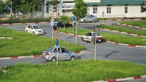 Các học viên thực hành kỹ năng lái xe trên sa hình tại Trung tâm dạy nghề tư thục Tùng Linh