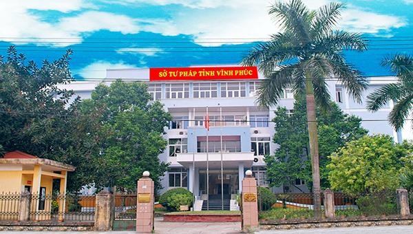 Trụ sở ngành Tư pháp Vĩnh Phúc đặt tại số 12, đường Trường Chinh, phường Đống Đa, thành phố Vĩnh Yên, tỉnh Vĩnh Phúc