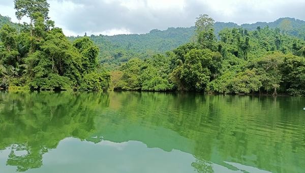 Hồ Ba Bể được thiên nhiên ưu ái ban tặng cảnh sắc tuyệt đẹp