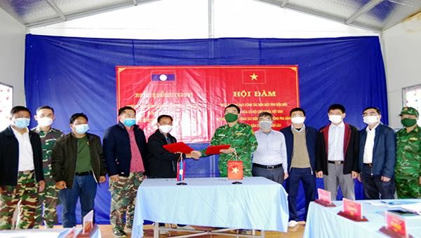 Ban Chỉ đạo công tác biên giới hai tỉnh: Điện Biên (Việt Nam) và Luông Pha Băng (Lào) trao biên bản ký kết thống nhất xây kè chân Mốc 130