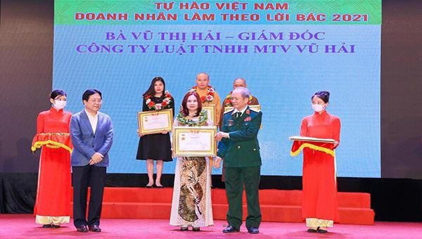 Luật sư, Thạc sĩ Vũ Thị Hải nhận bằng khen tôn vinh trong chương trình Tự Hào Việt Nam Doanh Nhân Làm Theo Lời Bác 2021