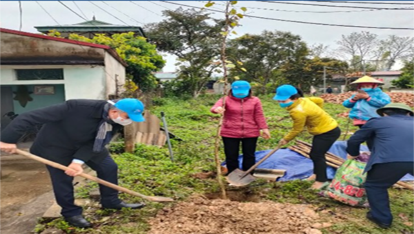 Ông Lò Văn Tiến cùng cán bộ, hội viên hội phụ nữ trồng cây tại buổi lễ