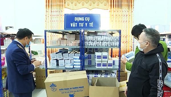 Lực lượng chức năng kiểm tra việc kinh doanh mặt hàng kit test nhanh COVID-19 tại thành phố Vĩnh Yên