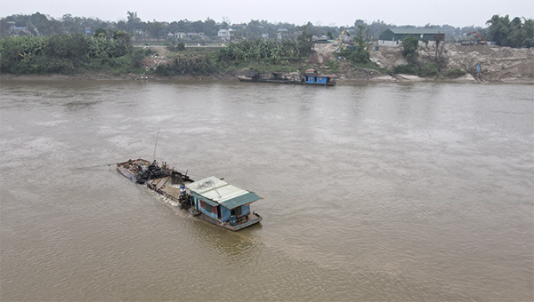 Các tàu hút ngang nhiên khai thác trái phép giữa ban ngày