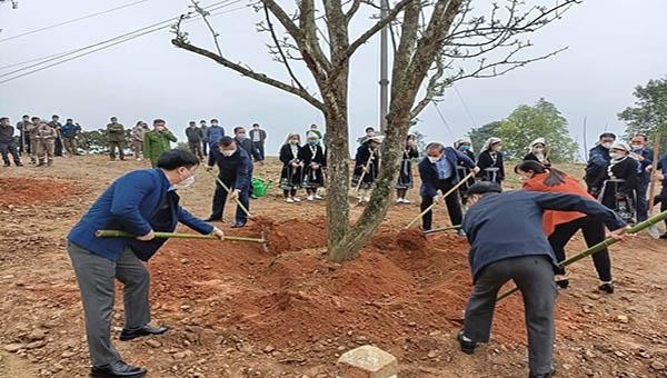 Ông Chẩu Văn Lâm,Uỷ viên BCH Trung ương Đảng, Bí thư Tỉnh ủy, cùng các đại biểu trồng cây lê tại xã Hồng Thái (Na Hang)