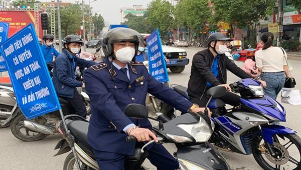 Đông đảo đoàn viên, thanh niên đã tham gia diễu hành trên các tuyến đường chính của thành phố Tuyên Quang, tuyên truyền về quyền của người tiêu dùng