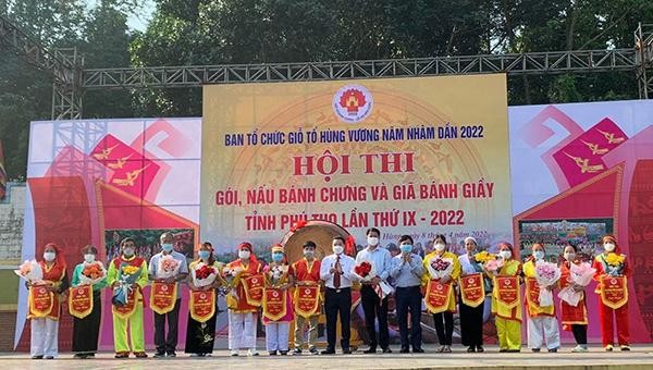 Ban Tổ chức tặng hoa và cờ cho đại diện các đội tham gia dự thi