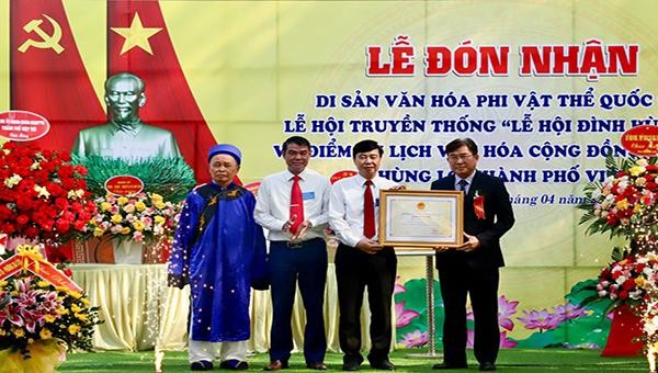 Lãnh đạo Cục Di sản văn hoá trao Quyết định công nhận “Lễ hội Đình Hùng Lô” là Di sản văn hoá phi vật thể cấp Quốc gia