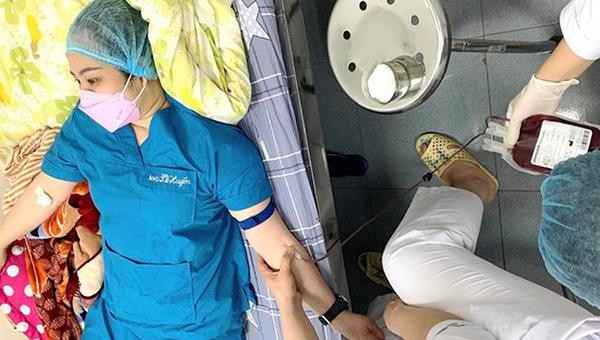 Nữ hộ sinh Lê Thị Thanh Huyền sẵn sàng hiến 2 đơn vị máu cứu bệnh nhân A