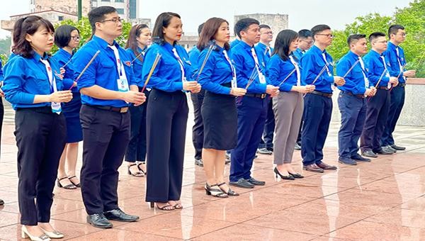 Đại biểu Đoàn Khối các cơ quan tỉnh Thái Nguyên dâng hương tưởng niệm các Anh hùng liệt sĩ TP Thái Nguyên (Nguồn: Báo Thái Nguyên)