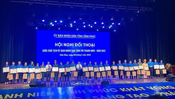 Chủ tịch UBND tỉnh cùng các đại biểu trao Bằng khen tặng các cá nhân đã có thành tích xuất sắc trong triển khai, thực hiện phong trào "Tôi yêu Tổ quốc tôi" năm 2021