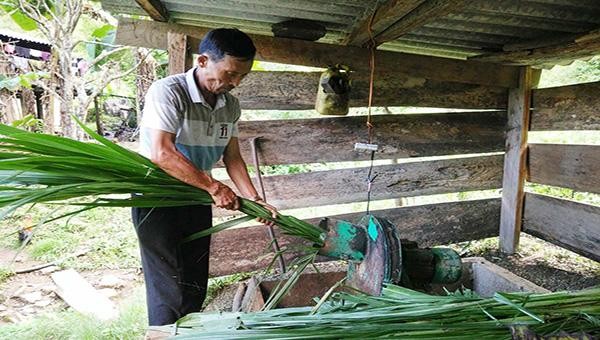 Ông Thào Minh Khyào thực hiện băm cỏ phục vụ chăn nuôi