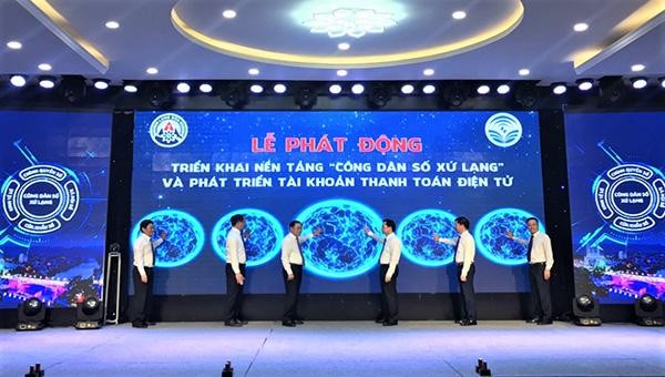 Các đại biểu bấm nút phát động triển khai nền tảng “Công dân số Xứ Lạng” và phát triển tài khoản thanh toán điện tử