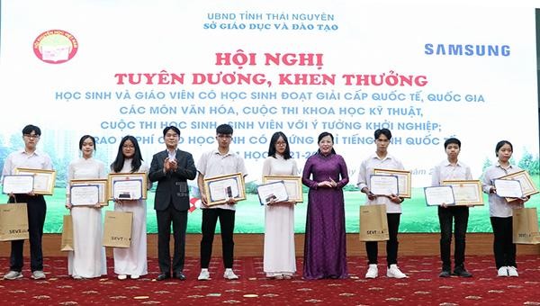 PGS,TS. Nguyễn Thanh Hải, Bí thư Tỉnh ủy Thái Nguyên và ông Lee Byeong Kuk, Tổng Giám đốc Công ty TNHH Samsung Electronics Việt Nam -Thái Nguyên trao Bằng khen và quà tặng cho các em học sinh đạt giải Nhất trong Kỳ thi chọn học sinh giỏi Quốc gia (Nguồn: Cổng thông tin điện tử Thái Nguyên)