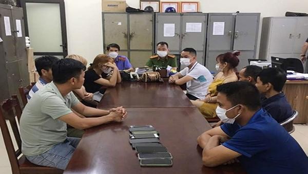 Nhóm đối tượng bị bắt giữ do có hành vi sử dụng trái phép chất ma tuý tại quán Karaoke Thiên đường Sampa thuộc khu 7, xã Thanh Minh, thị xã Phú Thọ.