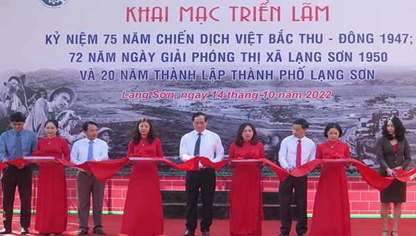 Lãnh đạo tỉnh cùng các đại biểu cắt băng khai mạc triển lãm