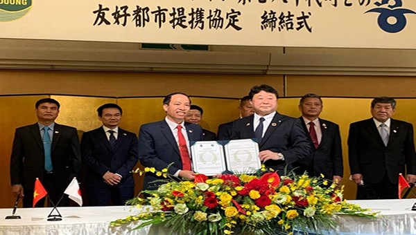 Ông Sử Thanh Hoài – Phó Bí thư Huyện uỷ, Chủ tịch UBND huyện Lạc Dương cùng với Thị trưởng thành phố Yachiyo – ông Nomura Isamu ký kết hợp tác hữu nghị.