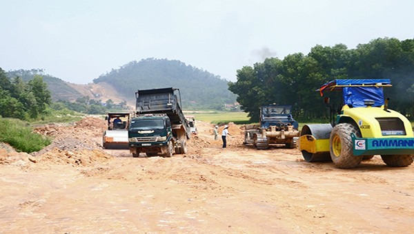 Nhà thầu đang tập trung cao độ thi công nền đường