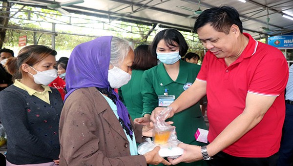 Lãnh đạo thành phố cùng các nhà hảo tâm trao tặng những suất cơm nghĩa tình