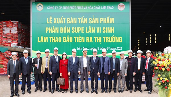 Lễ xuất bán tấn sản phẩm phân bón Supe Lân vi sinh Lâm Thao đầu tiên ra thị trường ngày 14/01/2022.