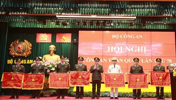 Bộ Công an tặng Cờ đơn vị dẫn đầu phong trào thi đua “Vì an ninh Tổ quốc” năm 2022.