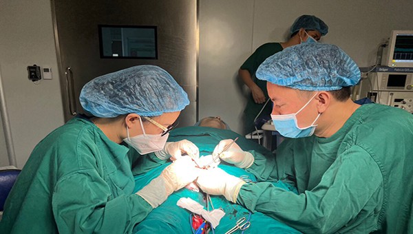 Các bác sĩ thực hiện vi phẫu thuật tinh hoàn tìm tinh trùng cho bệnh nhân 