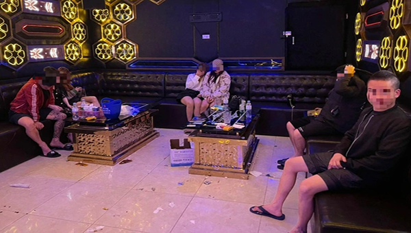 Khách hát tại quán karaoke mở "chui" (Ảnh: Công an Yên Dũng)