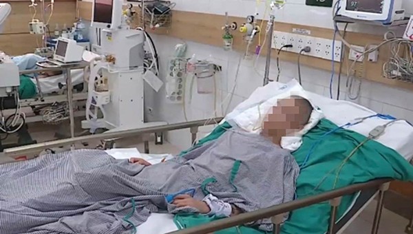 Một nam công nhân cấp cứu tại Trung tâm chống độc (Bệnh viện Bạch Mai), nghi do phơi nhiễm cồn methanol.