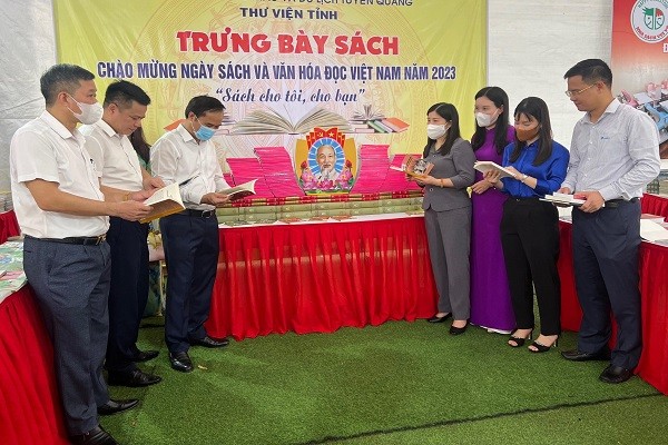 Đại biểu tham quan gian trưng bày, giới thiệu sách (Ảnh: Lê Hanh)