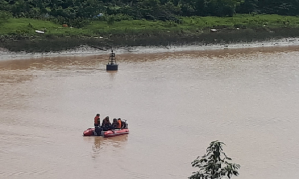 Lực lượng chức năng địa phương tiến hành các phương án tìm kiếm nạn nhân. (Ảnh: Minh Ngọc)