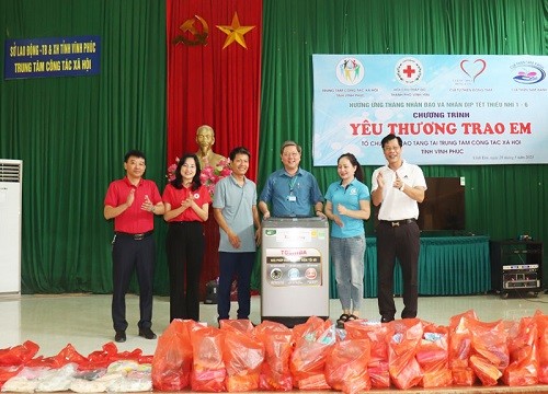 Lãnh đạo Thành phố và các đại biểu trao tặng quà cho Trung tâm công tác xã hội Tỉnh (Ảnh: Lê Trang)