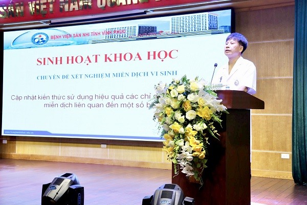 Buổi sinh hoạt khoa học: “Sử dụng dấu ấn miễn dịch trong chẩn đoán bệnh nhiễm trùng” tại bệnh viện Sản Nhi tỉnh Vĩnh Phúc. (Ảnh: Lê Trang)