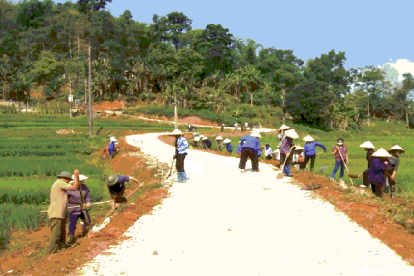 Người dân xã Chu Hương đóng góp ngày công chỉnh trang đường giao thông liên thôn (Ảnh: Báo Bắc Kạn)