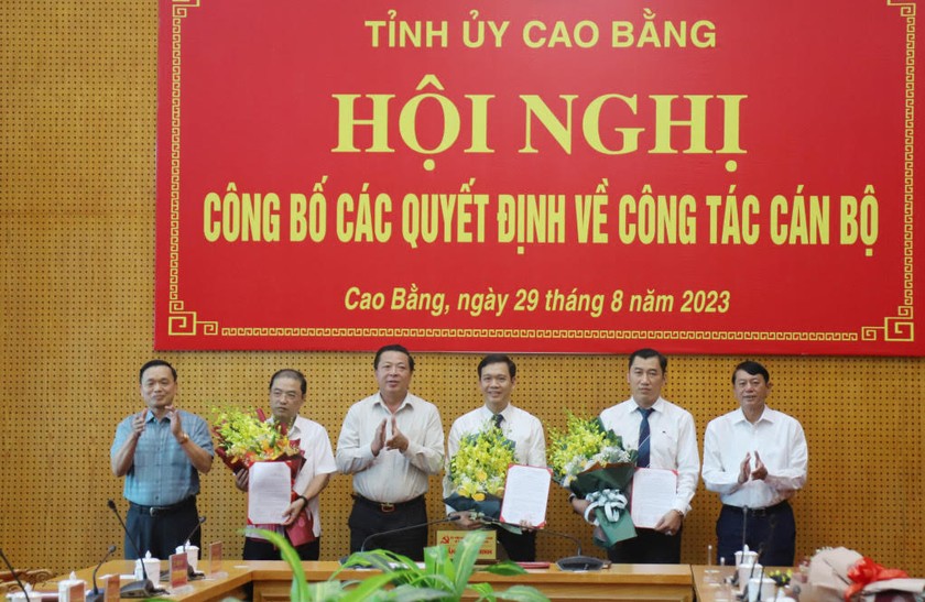 Lãnh đạo tỉnh tặng hoa chúc mừng các cán bộ nhận quyết định bổ nhiệm (Ảnh: Thanh Tùng)