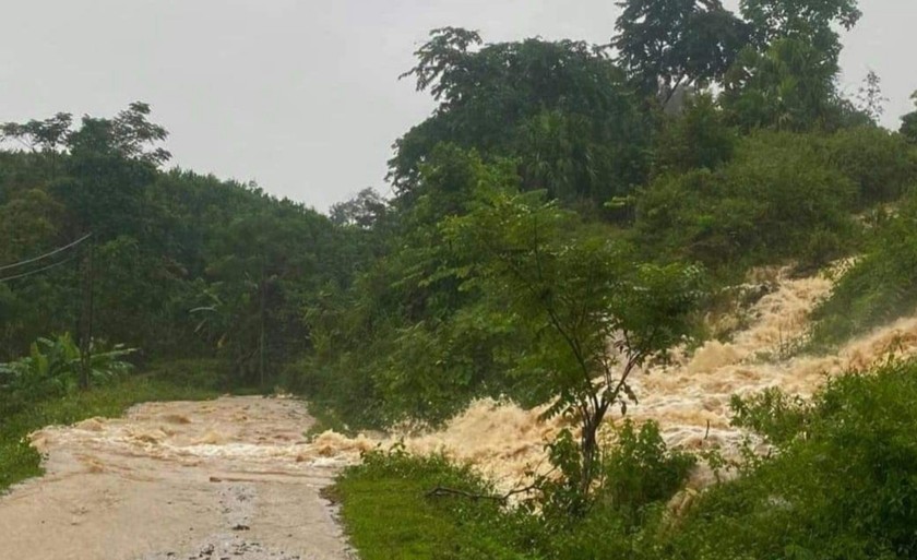 Lũ quét xảy ra trên tuyến đường từ xã Cao Sơn đi xã Trung Thành, huyện Đà Bắc, tỉnh Hòa Bình (Ảnh: Báo Hòa Bình)