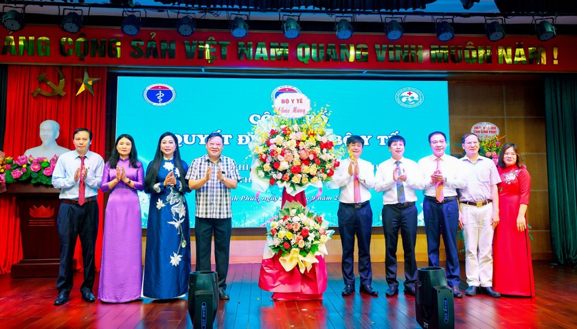 Các đại biểu tặng hoa chúc mừng Bệnh viện Sản Nhi tỉnh Vĩnh Phúc.