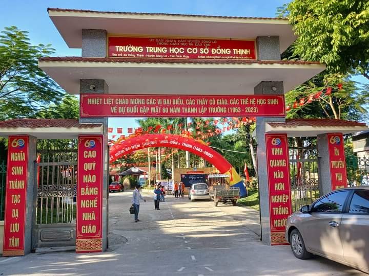 Cổng trường trang hoàng, sẵn sàng đón các thế hệ thầy và trò về thăm.