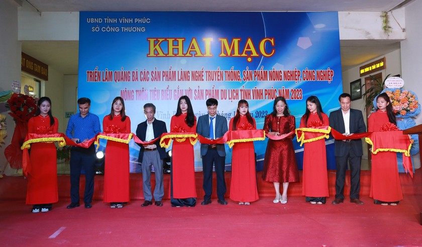 Các đại biểu cắt băng khai mạc triển lãm.