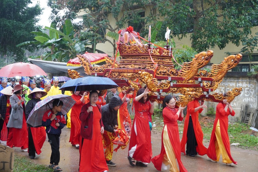 Lễ Khai xuân khai sắc Đền Bạch được tổ chức hằng năm là hoạt động nhằm tưởng nhớ, tri ân công lao của các anh hùng dân tộc nói chung và Đức Thánh Trần nói riêng