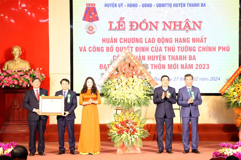 Ông Bùi Minh Châu - Ủy viên Trung ương Đảng, Bí thư Tỉnh ủy, Chủ tịch HĐND tỉnh, Trưởng đoàn ĐBQH tỉnh Phú Thọ trao Bằng công nhận và tặng hoa chúc mừng huyện Thanh Ba đạt chuẩn nông thôn mới năm 2023 (Ảnh: Ngọc Tuyết)