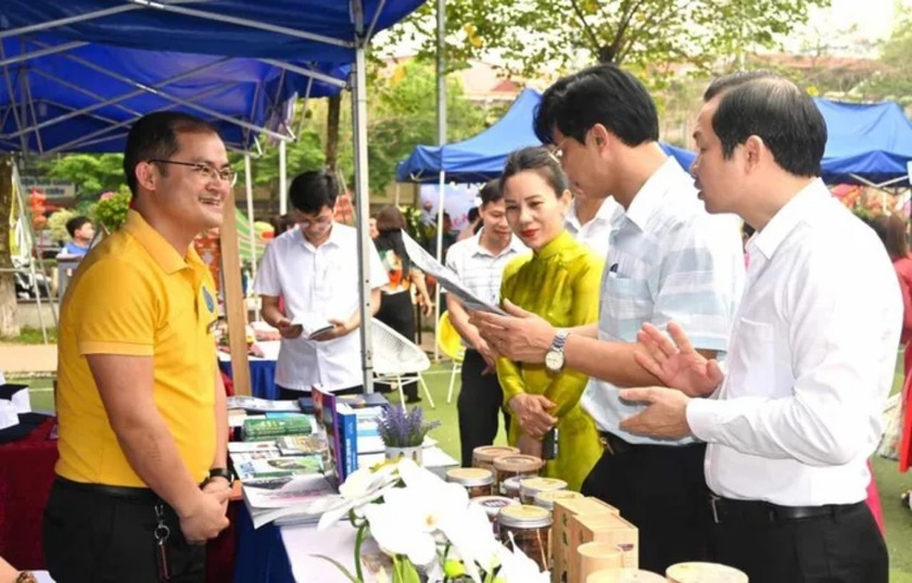 Ngày hội đọc sách thu hút được rất nhiều học sinh và người dân tham gia.