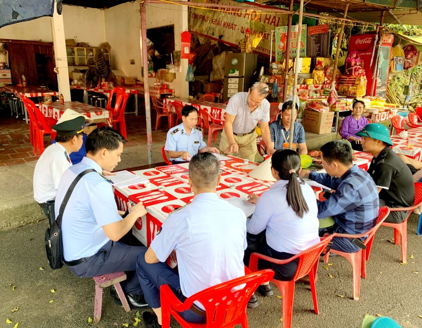 Lực lượng Quản lý thị trường kiểm tra hàng hóa tại các cửa hàng kinh doanh trong Khu di tích lịch sử Đền Hùng. (Ảnh: Hiền Anh)