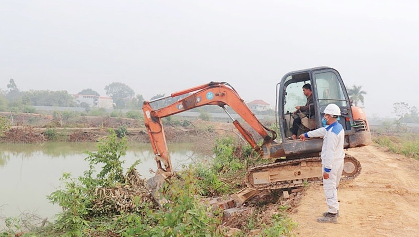 Lực lượng chức năng thành phố Vĩnh Yên tổ chức cưỡng chế thu hồi đất phục vụ thi công Dự án Khu đô thị mới Nam Vĩnh Yên giai đoạn 3.