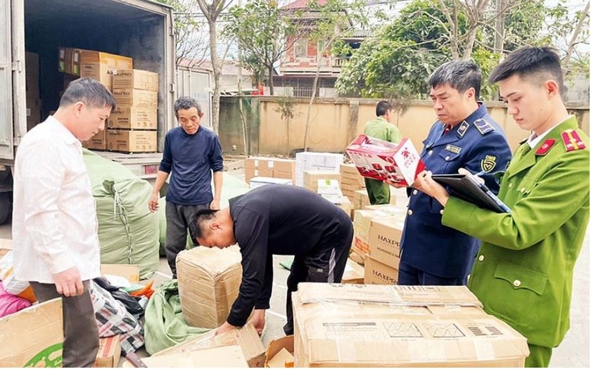 Lực lượng chức năng tỉnh Lạng Sơn bắt giữ một xe chở hàng nhập lậu lưu thông qua địa bàn (Ảnh: Hoàng Thu) 