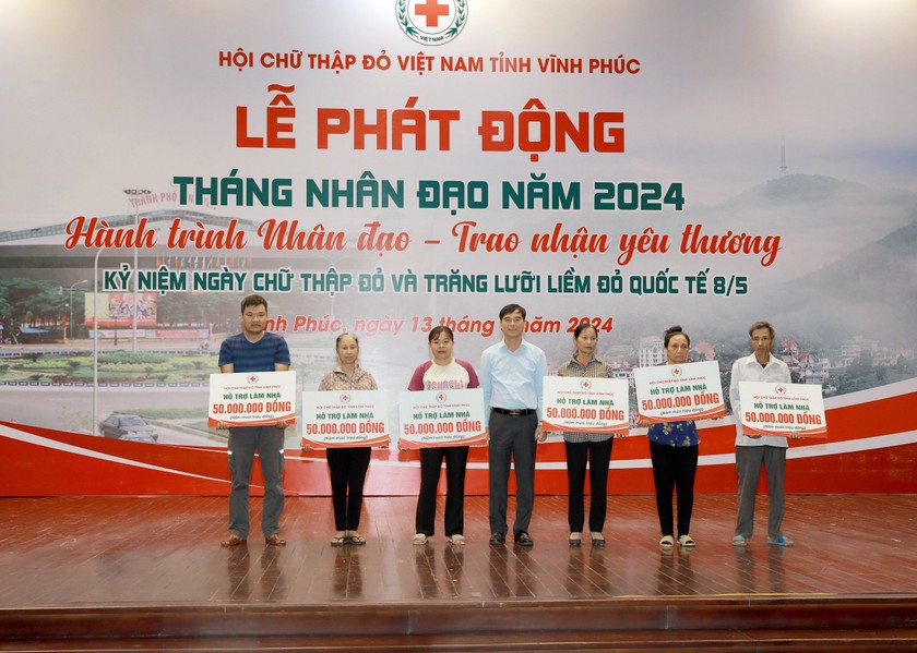 Lãnh đạo tỉnh Vĩnh Phúc trao quà hỗ trợ các gia đình