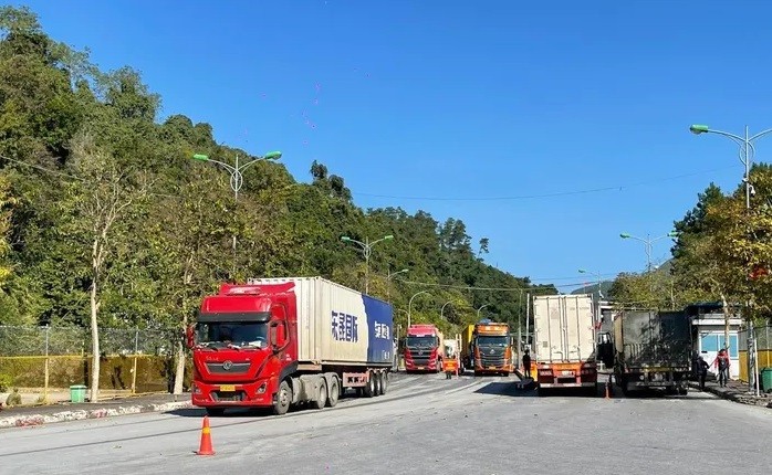 Xe chở hàng hóa xuất nhập khẩu qua cửa khẩu quốc tế Hữu Nghị, Lạng Sơn (Ảnh: Tư liệu)
