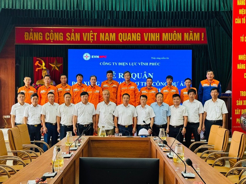 Lễ xuất quân của Công ty Điện lực Vĩnh Phúc tham gia hỗ trợ thi công dự án đường dây từ Quảng Trạch đến Phố Nối.