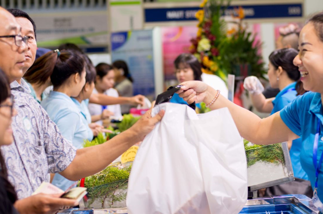 Khách hàng nước ngoài tham quan Vietfish 2017